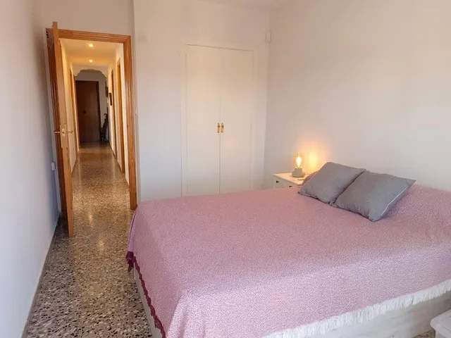 Luminoso piso con gran cocina y balcón frente a una tranquila plaza en Riola — 14