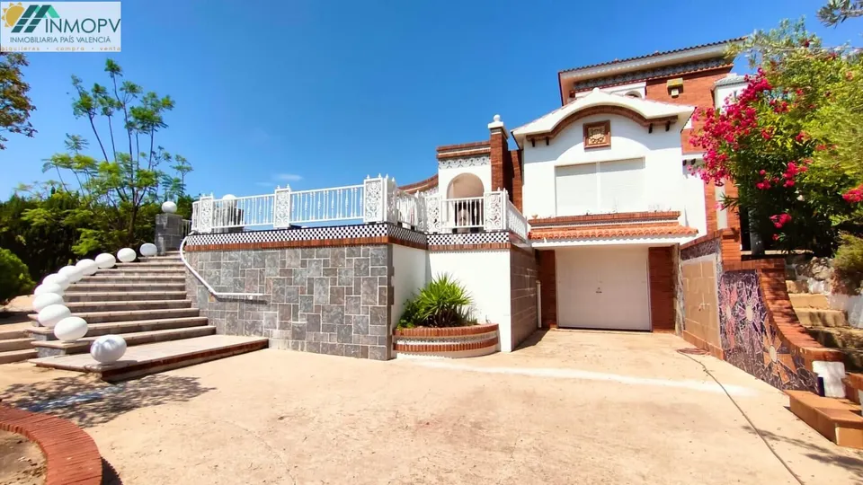 CHALET DE 280 M2 CON 1.600 M2 DE PARCELA, PISCINA Y 3 SUITES EN LA CLOSA – VINARÒS