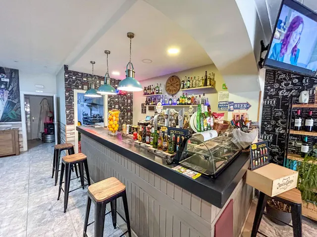 Bar-restaurante ubicado en una zona muy concurrida, con gran - foto 5