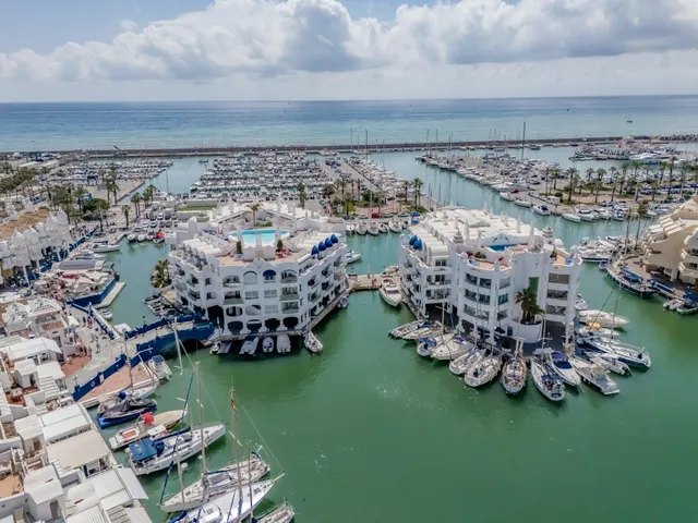 Ático de 2 dormitorios en Puerto Marina, sol de mañana — 42
