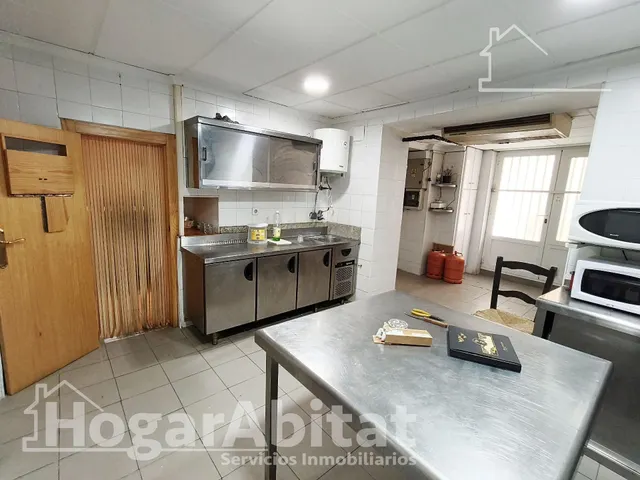 ¡PERFECTO PARA INVERTIR! CASA LUMINOSA Y ESQUINERA, CON LOCAL COMERCIAL — 10