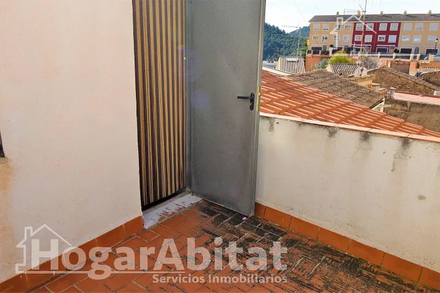 Amplia casa con terraza y balcón — 42