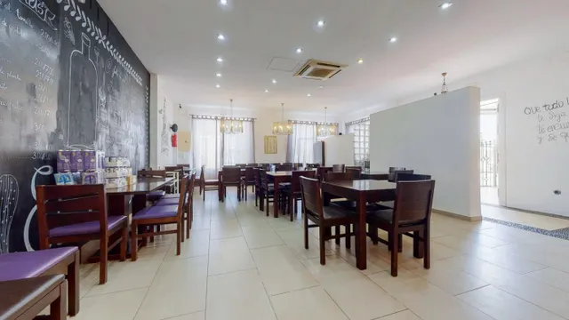 GRAN RESTAURANTE CON ESPACIOSA TERRAZA — 29