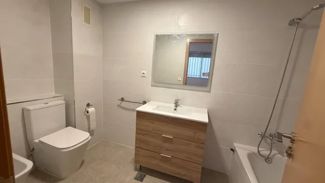 Piso en alquiler de tres dormitorios y dos baños completos. — 10