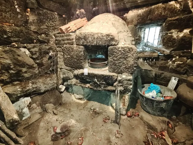 CASA de piedra, con patio cerrado. A 1 km. AYTO. ESGOS — 18