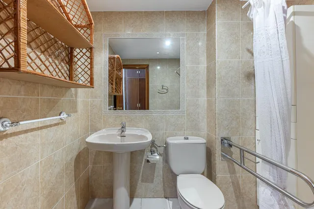 Piso familiar de 4 dormitorios con dos terrazas y piscina en el centro de Fuengirola — 25