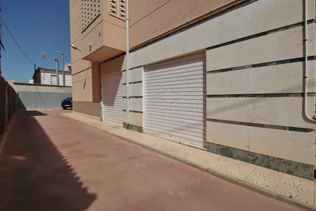 Local con terraza enorme, donde se encuentra 3 negocios en Santa Pola!!! — 34