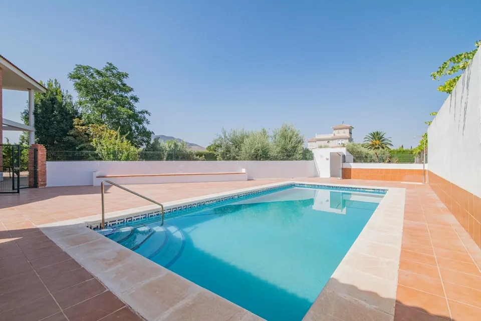 ¡Oportunidad Única! Se Vende Magnífica Casa en Esquina con Amplia Parcela