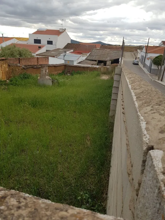 SOLAR CON SALIDA A 3 CALLES EN LOS BLAZQUEZ - foto 2