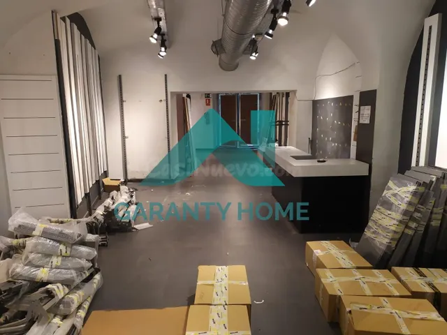 Se alquila local comercial en zona PINTORES