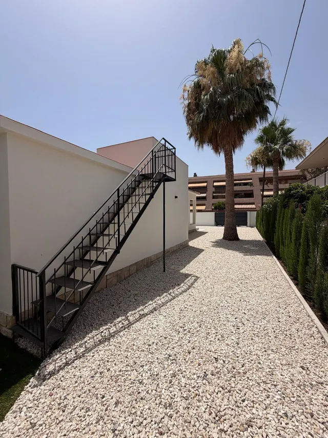 VENTA DE ESPECTACULAR CHALET INDEPENDIENTE DE LUJO HACE ESQUINA — 50