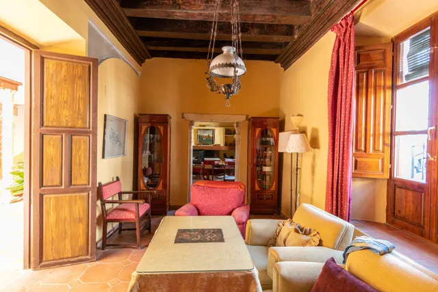 Casa de grandes dimensiones ubicada en la calle Duende, cerca de la Plaza del Conde Luque. — 17
