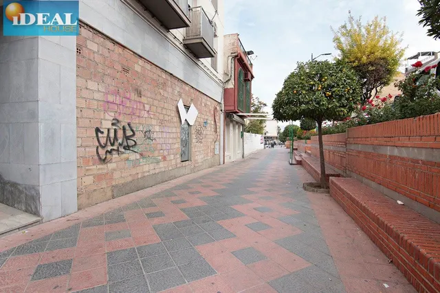 A5981J6. Local calle principal de Armilla,buena fachada .Se vende sin arreglar. — 2
