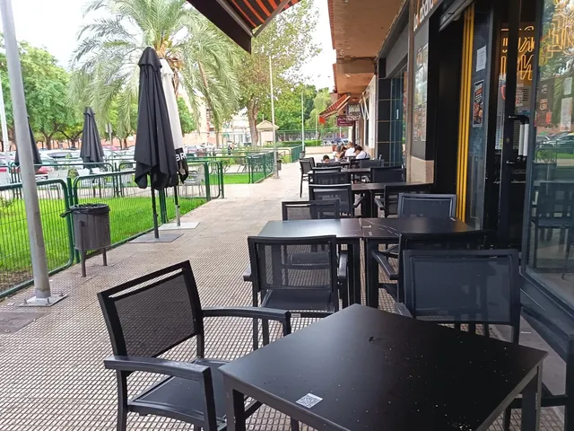 SE ALQUILA Y TRASPASA BAR MONTADO — 36