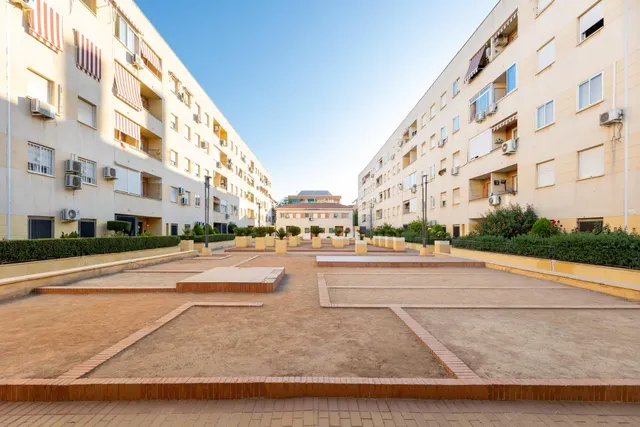 Piso de 3 dormitorios y 2 baños, con cochera. VIVIENDA DE VPO, junto al Parque de Bomberos. — 23