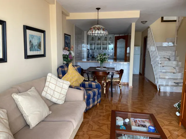 SE VENDE DÚPLEX AMUEBLADO. COCINA, SALÓN, 3 HAB., 2 BAÑOS, TRASTERO Y PLAZA DE GARAJE. — 8
