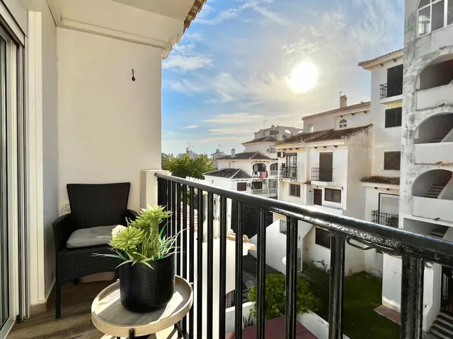 Apartamento con terraza, provincia de Alicante, Torrevieja. 1 habitación, 38 m2, 1 kilómetro al mar — 22