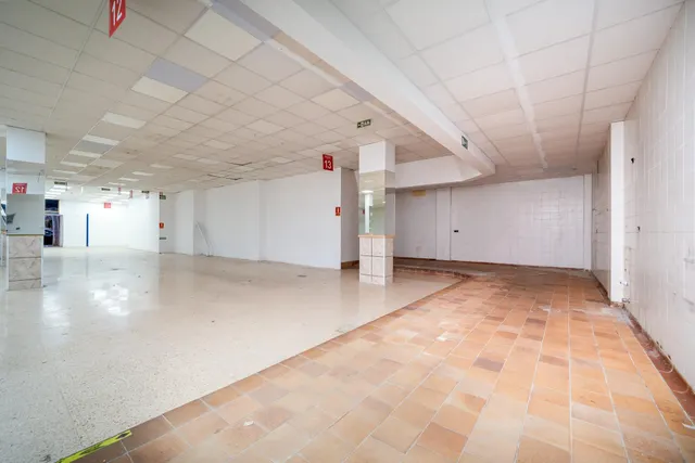 Local comercial en venta — 18