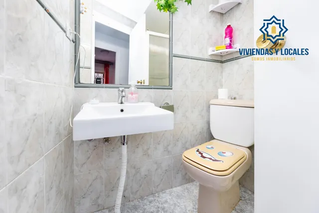 Venta de piso de 4 dormitorios y 2 baños en Granada (Zona Centro) — 21
