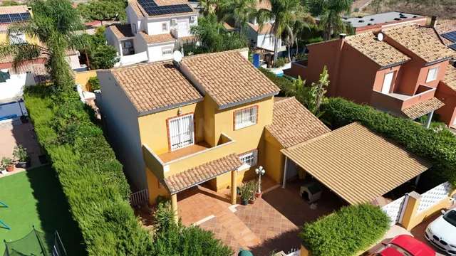 CHALET EN UNA DE LAS MEJORES URBANIZACIONES DE LLIRIA - foto 4