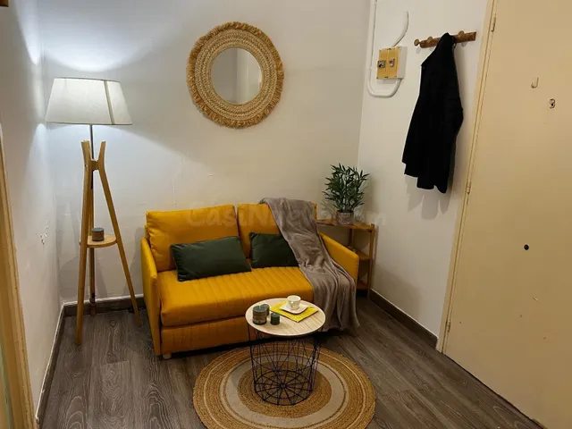 Bonito estudio - despacho amueblado, en finca con ascensor.