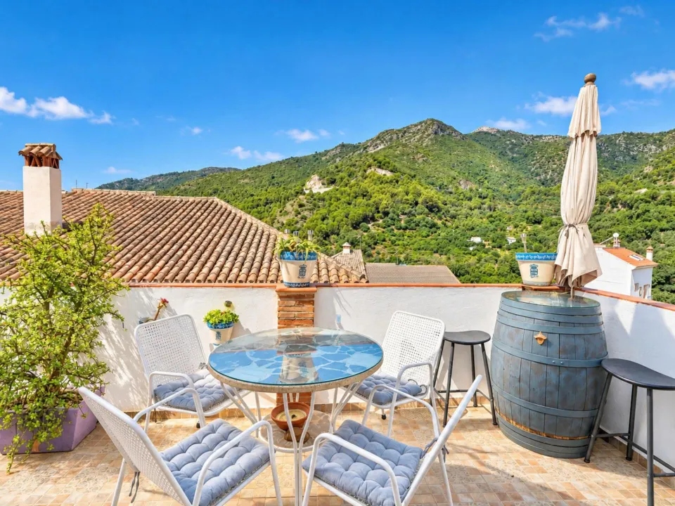 Casa singular con apartamento, estudio y terrazas panorámicas en Ojén