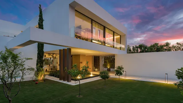 Sofisticada villa con vistas al mar en la Milla de Oro, Marbella — 43