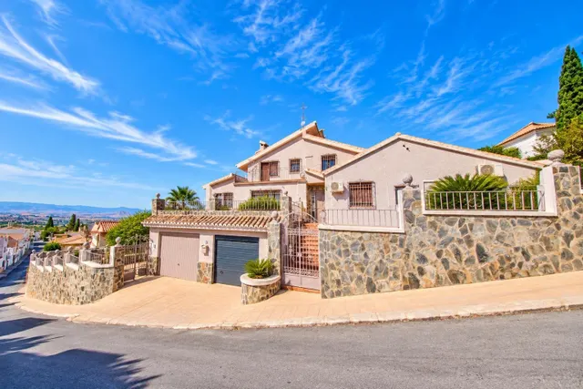 Gran villa con piscina, vistas a Sierra Nevada y tres zonas  - foto 3