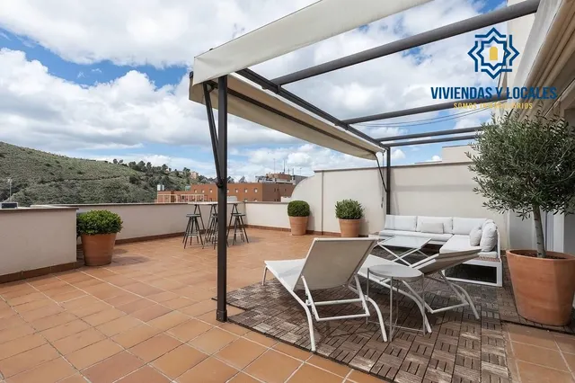 Adosada en el nuevo acceso a la Alhambra — 4
