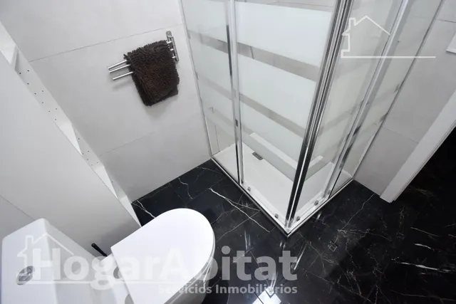 ¡Espectacular! Amplio, moderno y reformado, todo amueblado y cerca del centro — 36