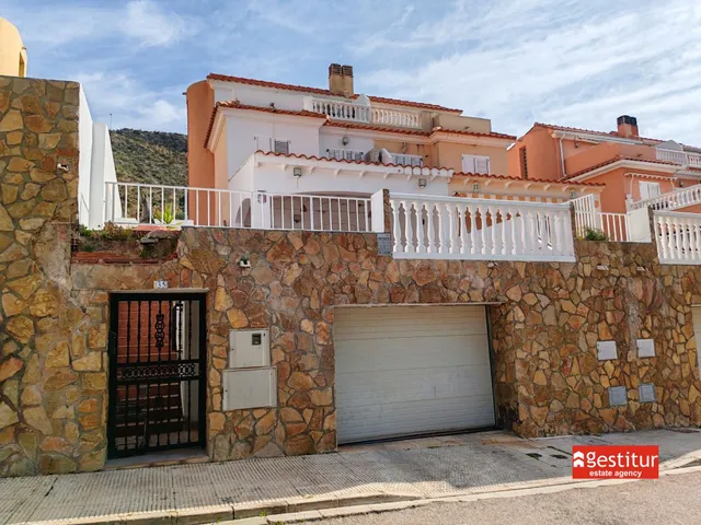 Chalet Pareado cerca del mar.