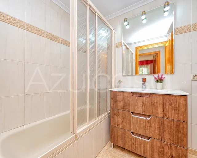 Piso en venta de 4 dormitorios y 2 baños completos con garaje Junto al Mercado Central de Alicante — 23