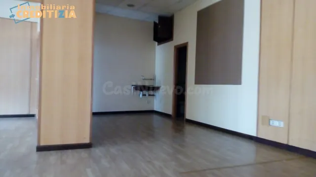 LOCAL COMERCIAL CON FACHADA DE 8M - foto 3