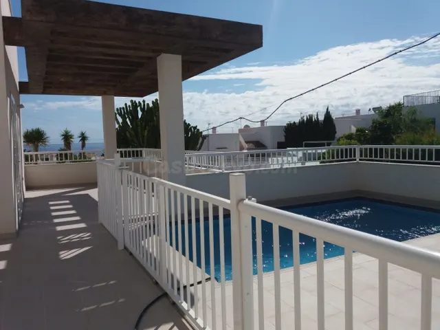 FANTASTICO CHALET INDEPENDIENTE A ESTRENAR CON PISCINA EN MO