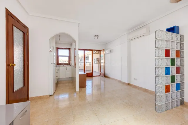 Atico de 2 dormitorios y gran terraza en Torrevieja - Acequi - foto 2