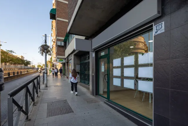 Local comercial en Avda. Madrid, frente a la antigua Facultad de Medicina. — 15