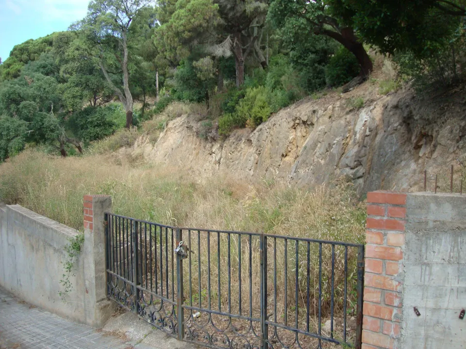 GARAJE EN PARCELA DE 800M2 EN URBANIZACIÓN