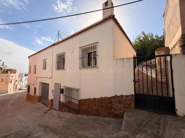 CASA DE DOS PLANTAS Y TERRENO EN CANJÁYAR