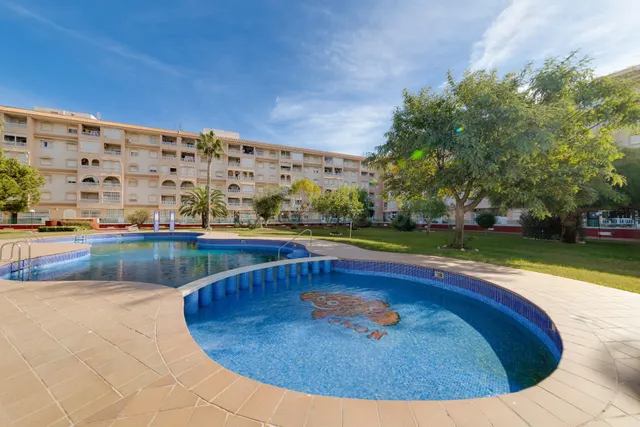 Planta baja de dos dormitorios, totalmente reformada y con piscina comunitaria — 3