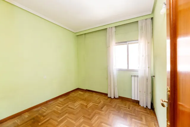 Piso amplio con 4 habitaciones y luminoso con terraza en zona tranquila y ajardinada. — 8