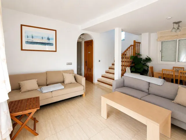 Casa esquinera con jardín y piscina cerca de la playa en Las - foto 4
