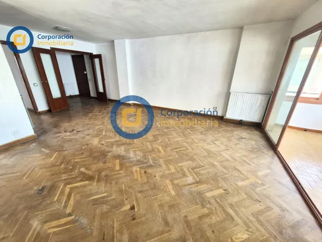 Piso con cuatro dormitorios y garaje en Avenida Juan Carlos  - foto 2