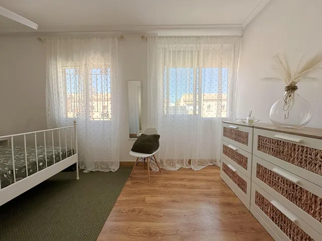 Casa adosada reformada y espaciosa de tres plantas (86 m2) con 3 dormitorios, 2 baños y 1 aseo. Terraza frente, piscina comunitaria, cerca del La Zenia Boulevard y a tan solo 650 m de Playa Flamenca — 26