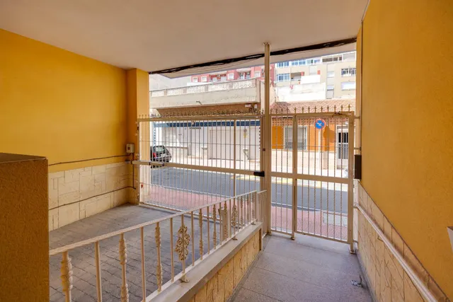 Apartamento de dos dormitorios con piscina comunitaria en el centro de Torrevieja — 37