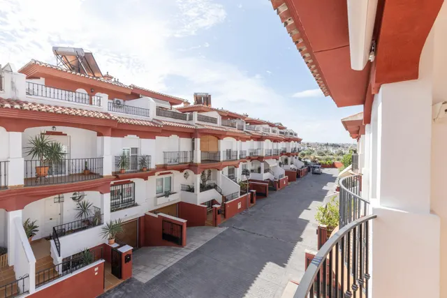 ADOSADA CON 4 DORMITORIOS, AMPLIAS TERRAZAS Y VISTAS A GRANADA Y SIERRA NEVADA — 28