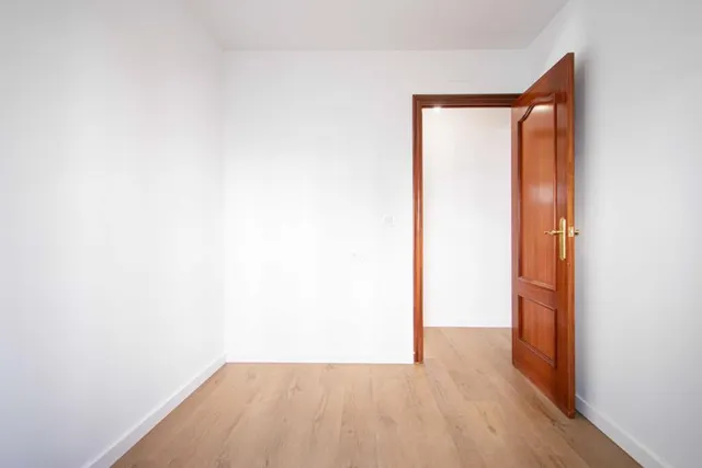 Estupendo piso en Polígono San Pablo, en calle Juan Espantaleón, junto Avda Villas de Cuba!! — 16