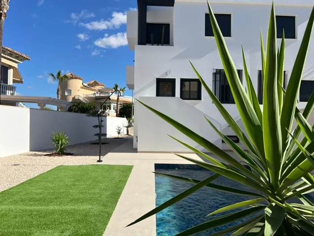 CHALET CON SOLÁRIUM, PISCINA Y SÓTANO — 14
