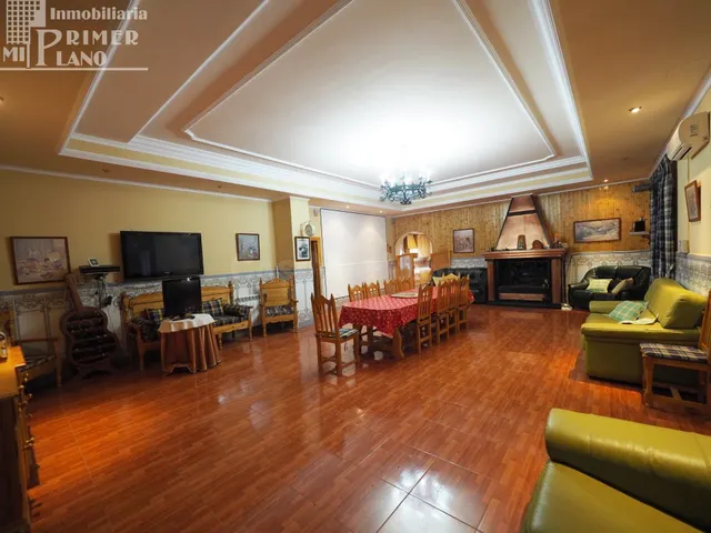 Chalet en ctra Alcazar, de 5 dorm, 3 baños, garaje, piscina 