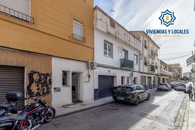 Local adaptado a vivienda en el Zaidin. — 15