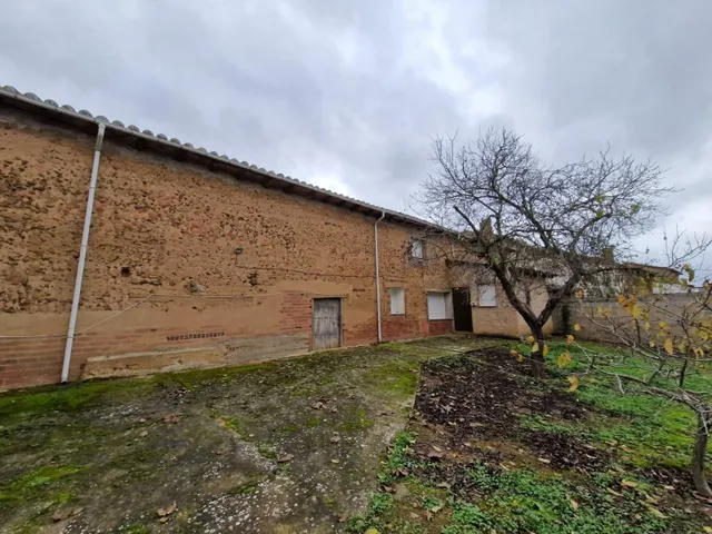 SE VENDE CASA EN MORILA DE LOS OTEROS, PARCELA CON 553 M2, PARA ENTRAR A VIVIR. — 17